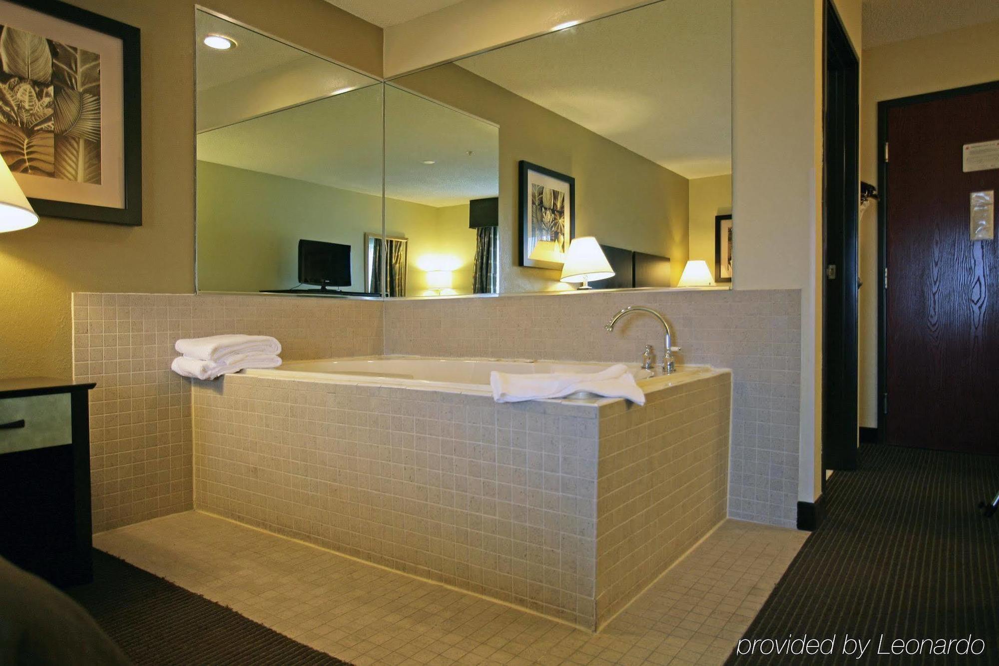 Baymont By Wyndham Dale Hotel Стая снимка